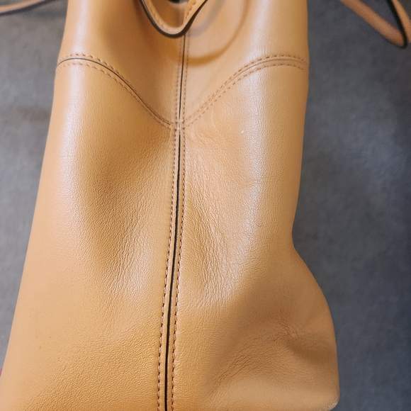 Tory Burch Block T Bucket Bag Tan Leather - Picture 10 of 11
